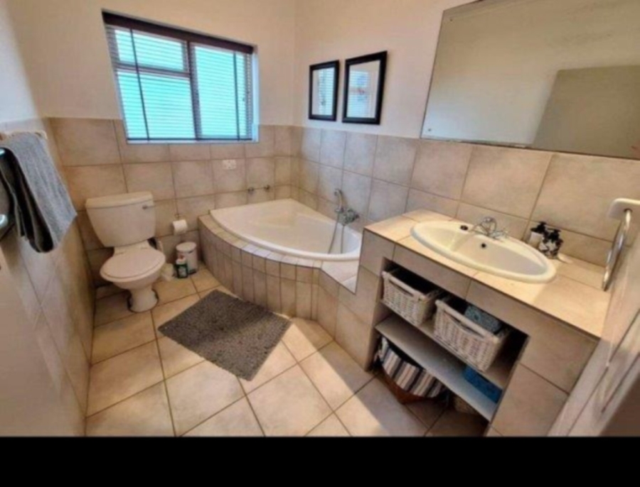 To Let 4 Bedroom Property for Rent in Onrus Western Cape
